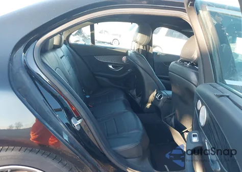 2015 Mercedes-Benz C 300 Sport 4Matic z USA, uszkodzony, nr VIN 55SWF4KBXFU037693